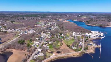 ABD 'nin Massachusetts MA, Dighton kasabasındaki Shaw' s Boat Yard ve Taunton Yat Kulübü de dahil olmak üzere baharda Taunton Nehri hava manzarası. 