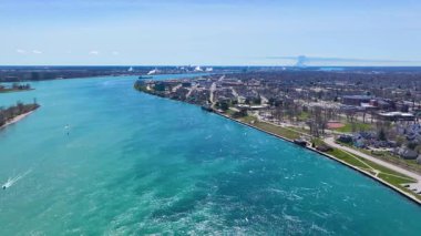 St. Clair Nehri hava manzaralı. Bu nehir Port Huron, Michigan, ABD (sağda) ve Point Edward, Ontario, Kanada 'yı bölmüştür (solda).). 