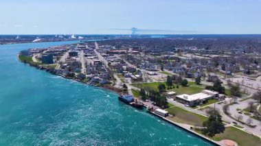 Pine Grove Park ve USCGC Sequoia sahil güvenlik gemisi Port Huron, Michigan MI, ABD yakınlarındaki St. Clair Nehri 'ndeki tarihi rıhtım manzarası.. 