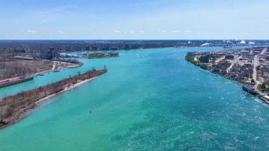 St. Clair Nehri hava manzaralı. Bu nehir Port Huron, Michigan, ABD (sağda) ve Point Edward, Ontario, Kanada 'yı bölmüştür (solda).). 