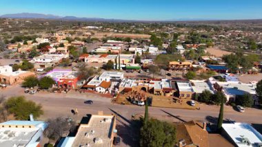 Tubac tarihi şehir merkezi hava manzarası Tubac Plaza ve Tubac Yolu 'ndaki tarihi kerpiç tarzı ev, Santa Cruz County, Arizona AZ, ABD. 