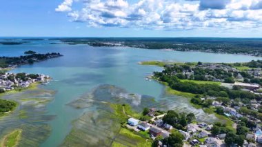 Quincy, Massachusetts MA, ABD 'deki Quincy şehrinde Germantown ve Town River Bay kıyı manzarası. 