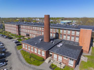Robertson Mill, Bristol County, Massachusetts MA 'da bulunan Taunton Village' ın merkezindeki Taunton Nehri 'ne hava manzaralı bir bina inşa ediyor.. 
