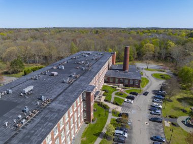 Robertson Mill, Bristol County, Massachusetts MA 'da bulunan Taunton Village' ın merkezindeki Taunton Nehri 'ne hava manzaralı bir bina inşa ediyor.. 