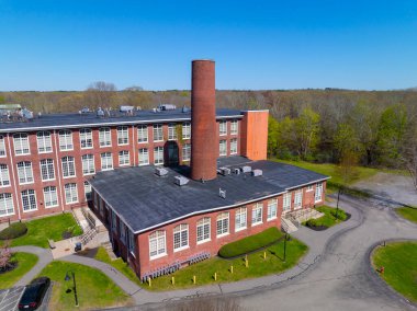 Robertson Mill, Bristol County, Massachusetts MA 'da bulunan Taunton Village' ın merkezindeki Taunton Nehri 'ne hava manzaralı bir bina inşa ediyor.. 