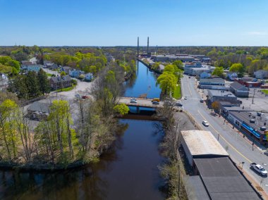Taunton Nehri hava manzarası Weir Village 'ın merkezinde, Taunton Belediye Işık Santrali ise arka planda, Bristol County, Massachusetts MA, ABD. 