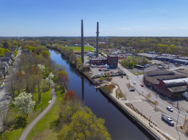 Taunton Nehri hava manzarası Weir Village 'ın merkezinde, Taunton Belediye Işık Santrali ise arka planda, Bristol County, Massachusetts MA, ABD. 