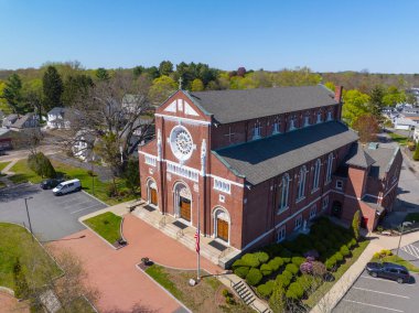 Weir Village, Taunton, Bristol County, Massachusetts MA, ABD 'deki 31 1. caddedeki Lord Katolik Kilisesi hava manzarasının duyurusu. 