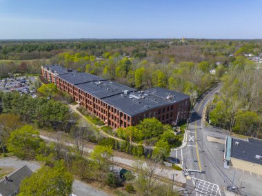 Taunton Nehri üzerinde Taunton Village, Bristol County, Massachusetts MA, ABD 'de bulunan Taunton Köyü' nün ortasındaki Old Colony Iron Works ve Nemasket Mill hava manzaralı bina.. 