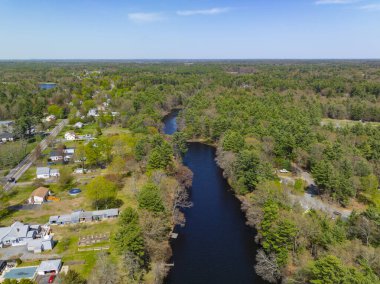 İlkbaharda Bristol County, Raynham 'ın tarihi merkezinde Forge River hava manzarası, Massachusetts MA, ABD. 