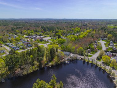 Johnson Pond 'un Forge Nehri üzerindeki hava manzarası ilkbaharda Raynham, Bristol County, Massachusetts MA, ABD' nin tarihi merkezinde.. 