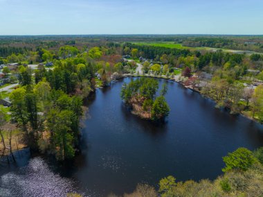 Johnson Pond 'un Forge Nehri üzerindeki hava manzarası ilkbaharda Raynham, Bristol County, Massachusetts MA, ABD' nin tarihi merkezinde.. 
