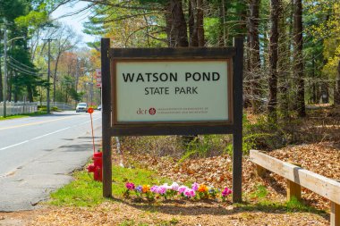 Watson Pond Eyalet Parkı tabelası 1644 Bay Caddesi 'ndeki parkın girişinde Taunton, Massachusetts MA, ABD.  