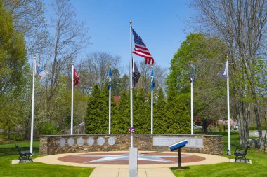 Raynham savaş anıtı ve bayraklar 558 S Main Caddesi 'nde tarihi şehir merkezi Raynham, Massachusetts MA, ABD. 