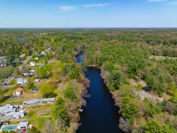 İlkbaharda Bristol County, Raynham 'ın tarihi merkezinde Forge River hava manzarası, Massachusetts MA, ABD. 