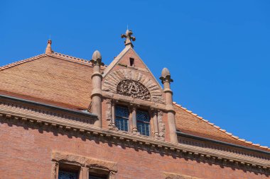 H. H. Richardson tarafından tasarlanan Oakes Ames Memorial Hall Kuzey Easton, Bristol kasabası, Massachusetts MA, ABD 'deki 3 Barrows Caddesi' nde tasarlandı.. 