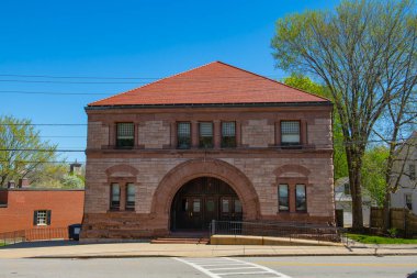 Bristol County, Massachusetts MA, ABD 'nin Kuzey Easton kasabasındaki 66 Main Street' te tarihi Richardsonian tarzı bir bina.. 