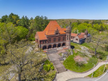 Oakes Ames Memorial Hall hava manzaralı. Bu bina H. H. Richardson tarafından Bristol County, Massachusetts MA 'nın Kuzey Easton kasabasındaki 3 Barrows Caddesi' nde tasarlanmıştır.. 