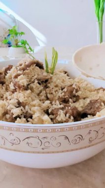 Geleneksel Bangladeş biryani, mis kokulu pirinç, terbiye edilmiş et ve aromatik baharatlarla servis edilir. Renkli ve otantik lezzetlerle dolu popüler bir Güney Asya yemeği.