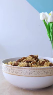 Geleneksel Bangladeş biryani, mis kokulu pirinç, terbiye edilmiş et ve aromatik baharatlarla servis edilir. Renkli ve otantik lezzetlerle dolu popüler bir Güney Asya yemeği.