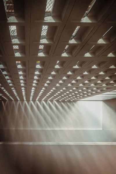 Das Sonnenlicht Scheint Durch Lichtkanäle Wand Der Alten Turnhalle Betonwände — Stockfoto