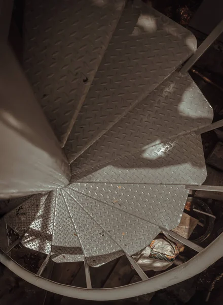 Вид Сверху Металлические Ступеньки Внешней Спиральной Лестницы Солнечным Светом Тенью — стоковое фото