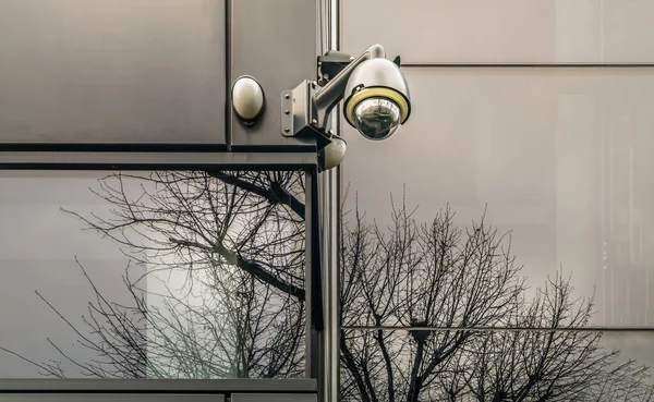 Bezpečnostní Kamera Pro Montáž Vnější Stěnu Moderní Budovy Koncepce Dohledu — Stock fotografie