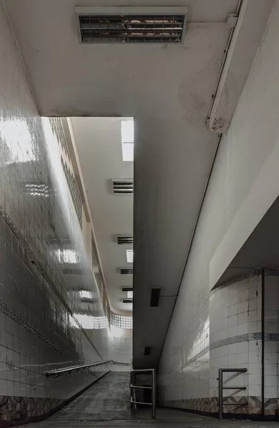 バンコク2022年9月30日 白いタイル張りの壁とCctvを備えた公共の地下道の内部ビューにつながる階段 テキストのスペース 選択的フォーカス — ストック写真