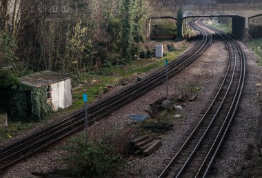 Londra, İngiltere - 06 Mart 2019 'da köprünün altından geçen iki eski tren yolu. Londra 'daki güzergahlar ve tren rayları, özellikle odak noktası yok..