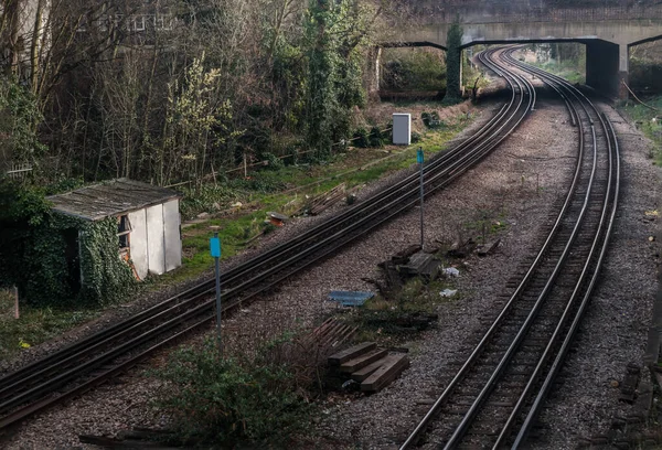 英格兰 2019年3月6日 两条旧铁路延伸到桥下 伦敦的路线和铁路轨道的前景 没有重点 特别是 — 图库照片