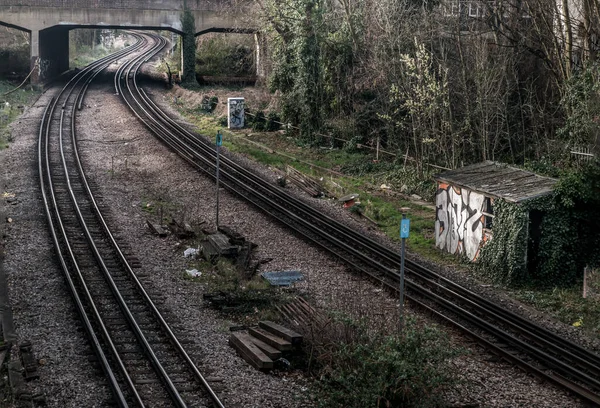 英格兰 2019年3月6日 两条旧铁路延伸到桥下 伦敦路线与铁路轨道的视角 选择性焦点 — 图库照片