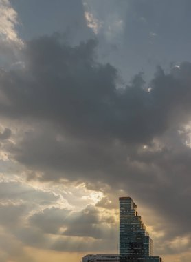 Bangkok, Tayland - 11 Kasım 2022: Gökyüzünün arka planına karşı modern yüksek binaların mimari dış görünüşü bulutlu. Metin için boşluk, Seçici odak.