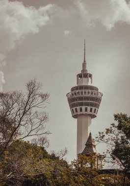 Samut prakan, Tayland - 18 Kasım 2022: Samut Prakan ilinin tarihi simgesi Samut Prakan Gözlem Kulesi ve Pak-Nam saat kulesine sahiptir. Samut prakan şehir gözlemevi, metin için alan, Seçici odak.