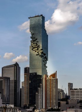 Bangkok, Tayland - 11 Kasım 2022: King Power Mahanakhon Binası 'nın mimari dış görünüşü Bangkok' un merkez iş bölgesindeki diğer modern yüksek binalarla birlikte karışık kullanımlı bir gökdelendir. Modern yüksek binaların geometrisi
