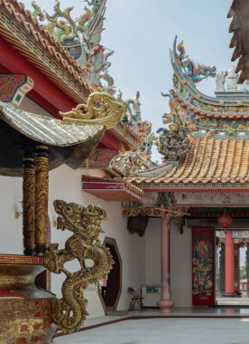 Samut prakan, Thai - 18 Kasım 2022: Wat thamma Katanyu 'daki Tapınak' ta tütsü yakan ve mimarlık yapan altın ejderhalar veya Tham Katanya Tapınağı Vakfı. Seçici odak.