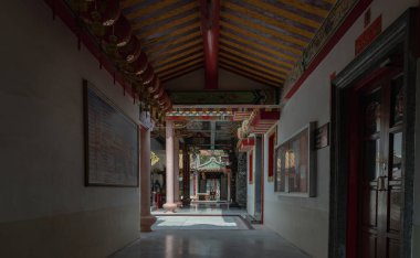 Samut Prakan, Tayland - 18 Kasım 2022: Wat thamma Katanyu ya da Tham Katanya Tapınak Vakfı 'nın mimari bakış açısı ve çıkış kapısı (Sian Lor Tai Tian Gong) Seçici odak.