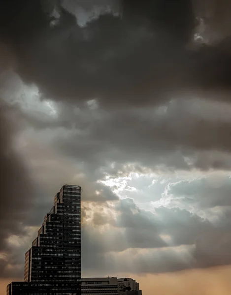 2022 구름으로 하늘을 배경으로 현대의 건물의 문자를 선택적 — 스톡 사진