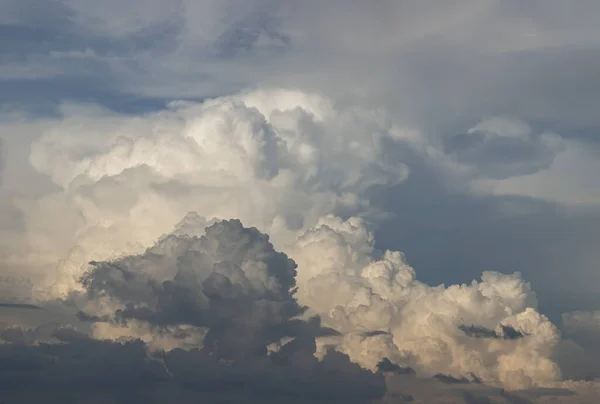 Zonnestralen Die Door Wolken Gaan Schijnen Vormen Een Interessant Lichtpatroon — Stockfoto