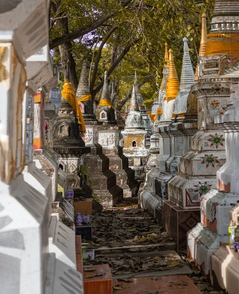 ナコンパトム2022年11月20日 タイの仏教信者や家族の骨灰を含むチェディ 人間灰骨塔群選択的焦点 — ストック写真