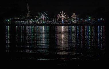 Bangkok, Tayland - 07 Kasım 2022: Riverside Thai yerel tapınağı dolunayda farklı renkte havai fişeklerle süslenmiştir. Metin için boşluk, özellikle odak yok..