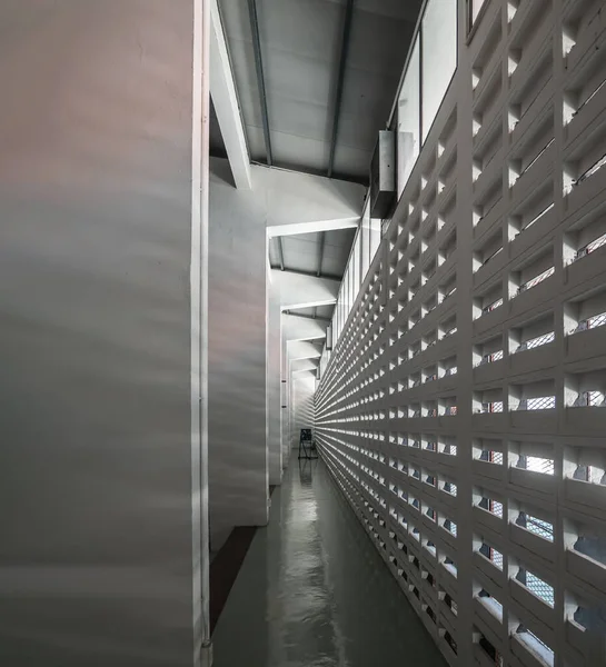 Het Zonlicht Schijnt Door Lichtkanalen Muur Van Oude Gymnasium Betonnen — Stockfoto