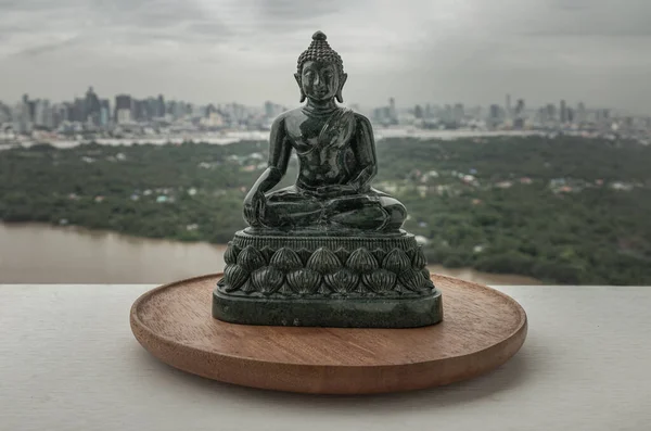 Фигура Изумрудного Лорда Будды Гаутамы Скульптуры Сиддхатты Готэмы Будды Фоне — стоковое фото