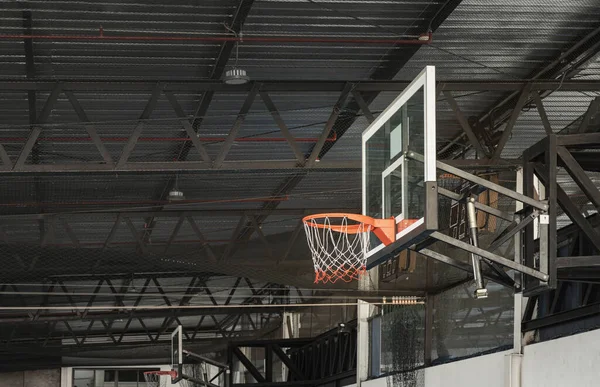 泰国曼谷 2020年10月15日 篮球场上有橙色篮筐金属环和白色橙色网的篮球玻璃纤维背板侧视图 空篮筐 文字空间 有选择的焦点 — 图库照片