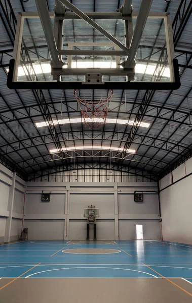 泰国曼谷 2020年10月15日 从空荡荡的篮球场观看 室内篮球场 篮球场内部 文字空间 黑暗色调 选择性焦点 — 图库照片
