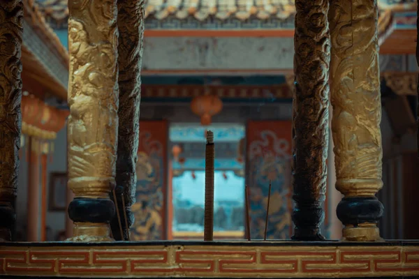 サムットプラカン 2022年11月18日 中国寺院の香炉で焼ける香 テキストのスペース 選択的フォーカス — ストック写真