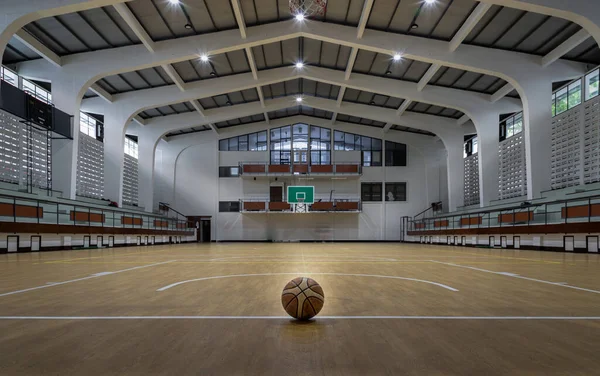 泰国曼谷 2022年11月27日 篮球被放置在篮球场的地板上 从空荡荡的篮球场 文字空间 选择性焦点看 — 图库照片
