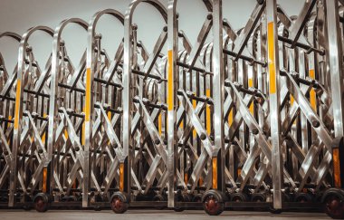 Çekilebilir paslanmaz çelik bariyer, izinsiz insanları mülke sokmak için kullanılan bir çit olarak yerleştirildi. Alüminyum alaşımlı genişletilebilir çit genişleyen metal bariyer, katlanabilir çit.,