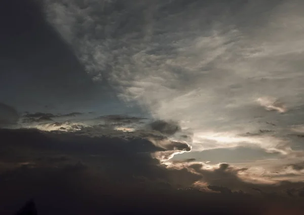 Raios Sol Que Passam Pelas Nuvens Brilham Formam Interessante Padrão — Fotografia de Stock