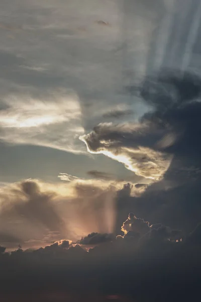 Felhőkön Áthaladó Ragyogó Napsugarak Érdekes Fénymintázatot Alkotnak Felé Szöveg Helye — Stock Fotó