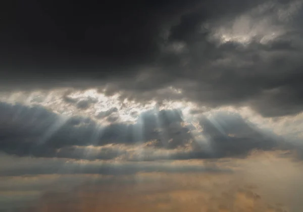 Солнечные Лучи Проходящие Сквозь Облака Сияющие Образуют Интересный Световой Узор — стоковое фото